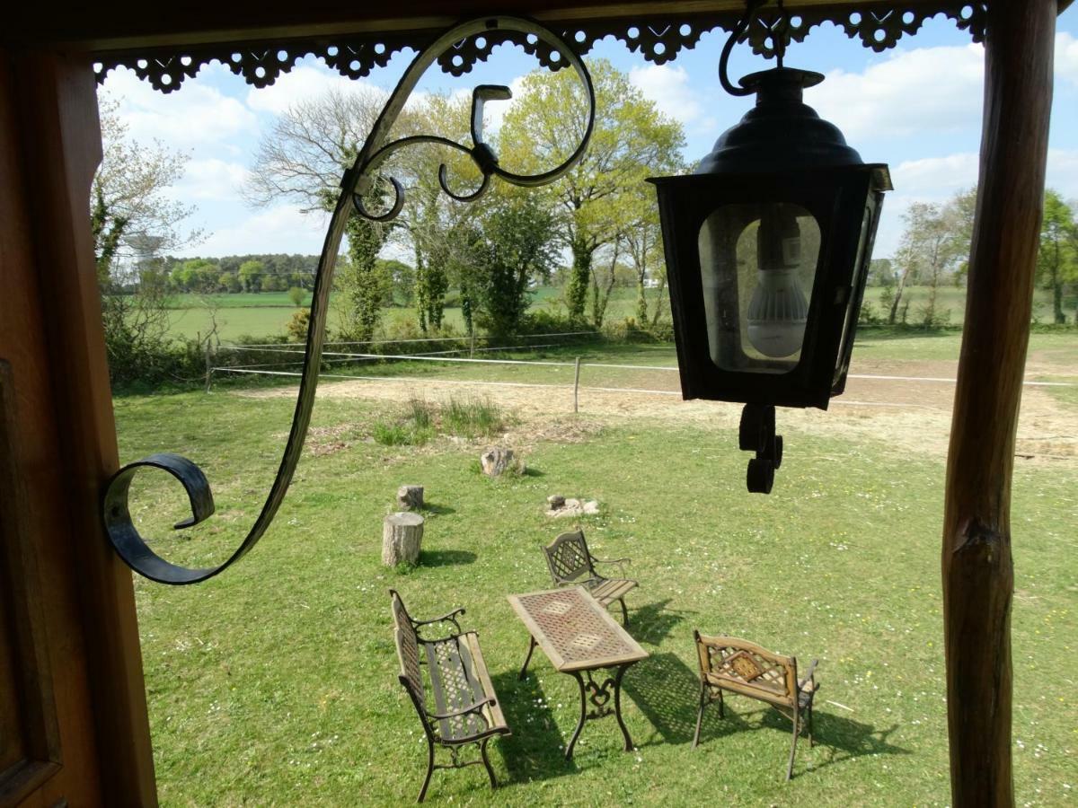 Une Roulotte Et Des Chevaux Treffléan Exteriör bild
